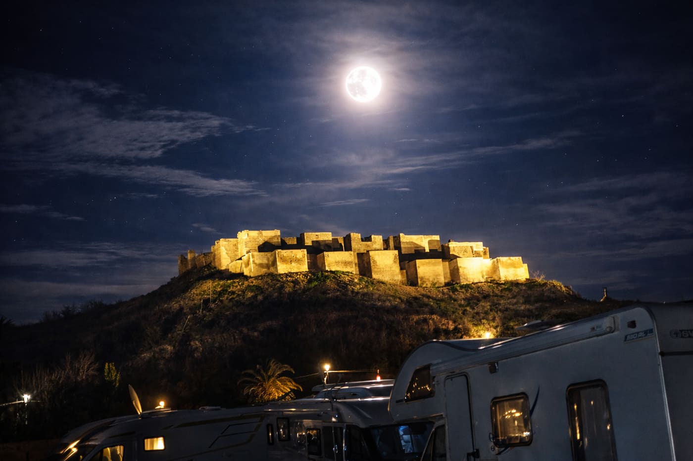 El castillo del Rey Lobo de noche